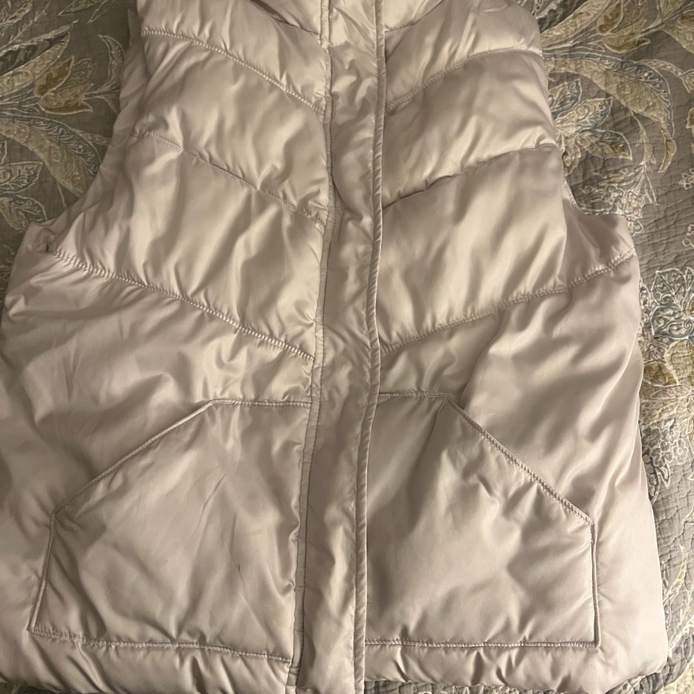 Old Navy Women's Light Gray Puffer Vest